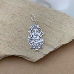 PINGENTE GANESHA E FLOR DE LÓTUS LASER - 23650 - C Martiniano Joias