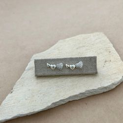 BRINCO EARCUFF COM 3 CORAÇÕES P/M/G 2 LISOS E CRAV... - C Martiniano Joias
