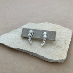 EARCUFF TRAÇO CRAVEJADAS PÉROLAS DE TARRAXA - 2443... - C Martiniano Joias