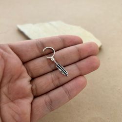 PIERCING FAKE DE ARGOLA LARGUINHA COM 1 PENA ENVEL... - C Martiniano Joias