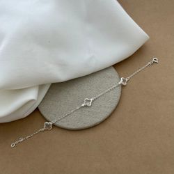 PULSEIRA COM 3 TREVOS CRISTAL COM BORDA ELOS ARRED... - C Martiniano Joias