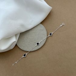 PULSEIRA COM 3 TREVOS DE ZIRCÔNIA ÔNIX COM BORDA E... - C Martiniano Joias