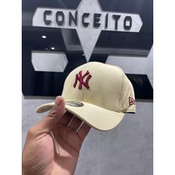 Boné New Era Bege/Vermelho - 00872 - Conceito 62