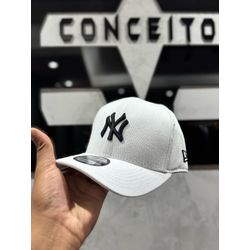 Boné New Era Branco/Preto - 00893 - Conceito 62