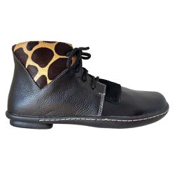 Bota Feminina em Couro preto e animal print