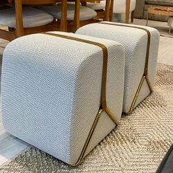 Puff Decorativo com Detalhes em Couro e Metal Dour... - Delana Design