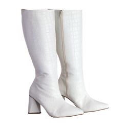 Bota Feminina Cano Longo Salto Triângulo Croco Off White - KRN SHOES | Calçados Casuais