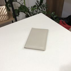 PORTA PASSAPORTE OFF WHITE - Divina Luz