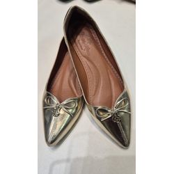 Sapatilha Dourada de laço e medalha - DONAMOCA