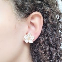 BRINCO FLOR ESMALTADA PÉROLA PRESSÃO - 4258-22 - DULUXO