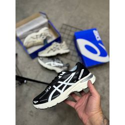 TENIS ASICS PRETO / BRANCO - DU OUTLET