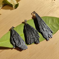 Pingente Cianita Negra (Vassoura de Bruxa) Bruto -... - Loja Elfyn