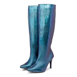 A Bota Feminina Bico Fino Salto Alto Fino Cano Alto 1712 Eletra Azul é uma peça de destaque e elegância no guarda-roupa feminino. Com um design que combina sofisticação e estilo contemporâneo, esta bota apresenta um bico fino que confere um toque de refin