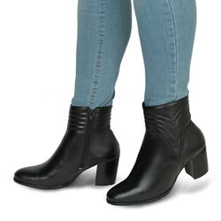 Bota Cano Curto Zíper Lateral em Couro Preto - Flor de Couro | Sandálias e Botas Femininas