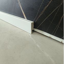 RODAPÉ LISO SLIM POLIESTIRENO KIT COM 2 PEÇAS - FLUZÃO CONSTRUÇÃO