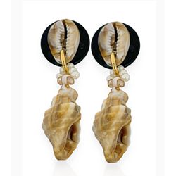 BRINCO COM BASE RESINA E CONCHAS PRETO - BRI11837-... - Gabriela Ribeiro