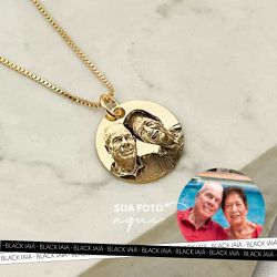 Colar Medalha M Personalizada Folheado em Ouro 18k - IAIÁ Semijoias