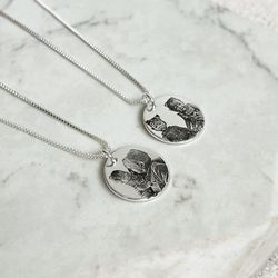 Kit 2 - 2 Colares medalha M Personalizadas Folhead... - IAIÁ Semijoias
