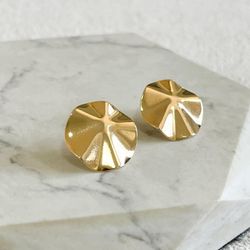 Brinco Chapa Redonda Ondulada Banhado a Ouro 18k - IAIÁ Semijoias