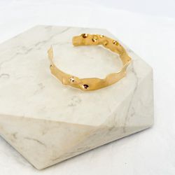 Bracelete Aro Texturizado Folheado em Ouro 18k - IAIÁ Semijoias