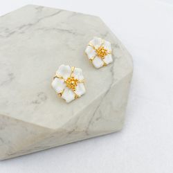 Brinco Flor Resinada Branca Folheado em Ouro 18k - IAIÁ Semijoias