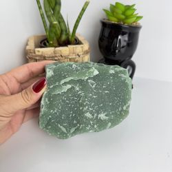 PEDRA BRUTA QUARTZO VERDE 1.050 GR – COD 02 PEÇA ÚNICA - Ktw Cristais