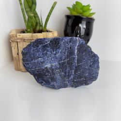 PEDRA BRUTA SODALITA 484G - PEÇA ÚNICA - Ktw Cristais
