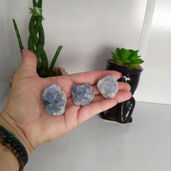 MINI DRUSA PEDRA CELESTITA 30 A 50 GR- CONEXÃO COM OS ANJOS - Ktw Cristais