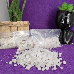 PACOTE PEDRA QUARTZO BRANCO CASCALHO 100G - Ktw Cristais