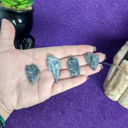 MINI PEDRA CIANITA PRETA / VASSOURA DE BRUXA - Ktw Cristais