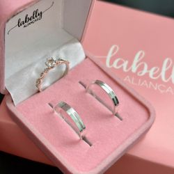 PAR DE ALIANÇAS 3'MM POLIDA COM FRISO - COM ANEL S... - Labelly Alianças