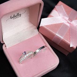 PAR DE ALIANÇAS 2’MM CRAVEJADA/POLIDA COM FRISO - ... - Labelly Alianças