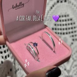 PAR DE ALIANÇAS 2’MM FOSCA COM ZIRCÔNIA ROXA NO FR... - Labelly Alianças