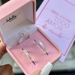 PAR DE ALIANÇAS 2'MM ZIRCÔNIA CENTRAL - COM ANEL S... - Labelly Alianças