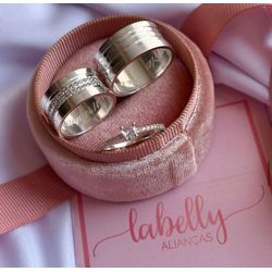 PAR DE ALIANÇAS 10'MM CRAVEJADA - COM ANEL SOLITÁR... - Labelly Alianças