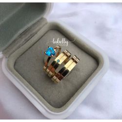 PAR DE ALIANÇAS 4'MM CHANFRADA COM ZIRCÔNIA CENTRA... - Labelly Alianças