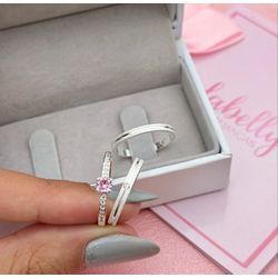 PAR DE ALIANÇAS 2’MM COM ZIRCÔNIA ROSA BEBÊ NO FRI... - Labelly Alianças