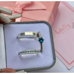 PAR DE ALIANÇAS 4’MM COM RECARTILHO CRAVEJADA AZUL... - Labelly Alianças