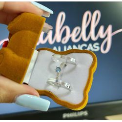 PAR DE ALIANÇAS 2’MM POLIDA COM ZIRCÔNIA AZUL CLAR... - Labelly Alianças