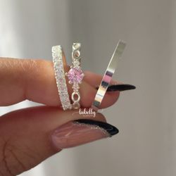 PAR DE ALIANÇAS 2’MM CRAVEJADA/POLIDA - COM ANEL S... - Labelly Alianças