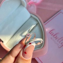 PAR DE ALIANÇAS 2'MM FOSCA COM ZIRCÔNIA ROSA BEBÊ ... - Labelly Alianças