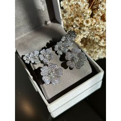 Brinco EarCuff Flores Cravejado Banho de Ródio Bra... - LACARMEN