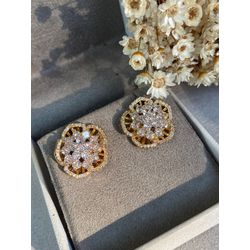 Brinco Flor Vazada Micro Zircônias Cristal Ouro - LACARMEN