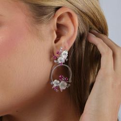 Brinco Flores Madrepérola Detalhes Safira Rosa/Pin... - LACARMEN