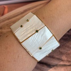 Bracelete Madre Pérola Detalhes Verde Esmeralda - LACARMEN