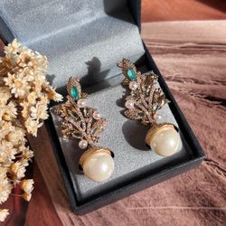 Brinco Pêndulo Folhas Detalhes Turmalina e Pérola ... - LACARMEN