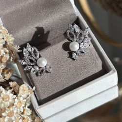Brinco Folhas Detalhes Pérola - LACARMEN