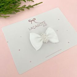 Laço Júlia Organza Branco P Bordado (Presilha) - Laçarote & Co