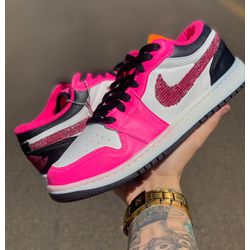 Tênis Nike Air Jordan 1 Low Rosa Glitter - AIR03 - LA CASA DO DROP