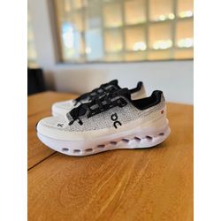 Tênis Running On Cloud Unissex - Off White e Preto... - LA CASA DO DROP